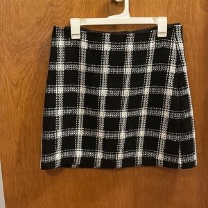 Black and off white. Hits about two fingers above knee.